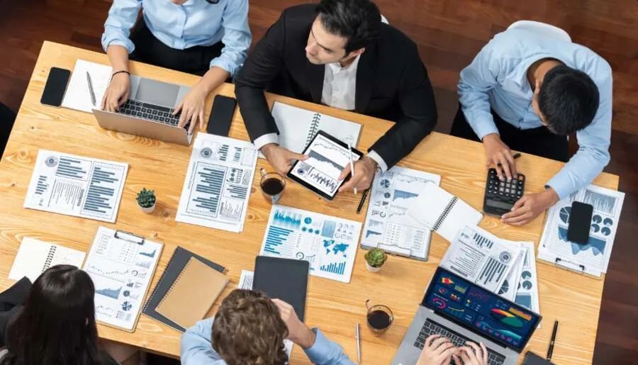 Time de Consultoria TI da Bluess em reunião de estratégia